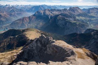 Vue sur le Petit Obiou, les falaises de la Montagne du Faraut, et les Ecrins au fond 