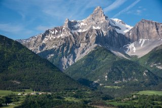 Village de Pellafol La Croix de la Pigne avec l'Obiou en arrière plan 