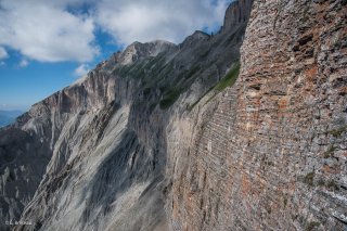 Falaises sous le sentier de la Baronne et au fond la Tête de la Cavale 