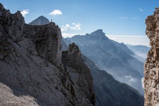 Le sentier de la Baronne avec le Grand Ferrand tout au fond 