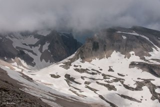 Névés au pied de la Tête de Lapras. Hautes-Alpes 