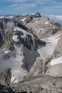 Vue depuis le sommet de l'Obiou sur la bordure ouest du Dévoluy, et le Grand Ferrand tout au fond. Hautes-Alpes 