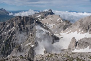 Vue depuis le sommet de l'Obiou sur la bordure ouest du Dévoluy, et le Grand Ferrand tout au fond. Hautes-Alpes 