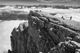 Au sommet de l'Obiou. Avec les sommets des Ecrins en arrière plan