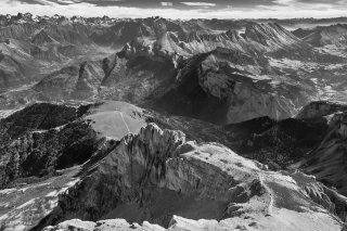 Vue sur le Petit Obiou et les crêtes de la Montagne du Faraut. Au fond les Ecrins