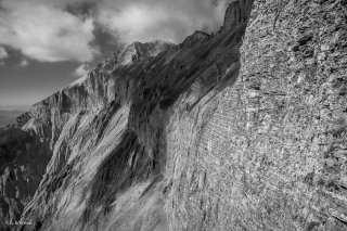 Falaises sous le sentier de la Baronne et au fond la Tête de la Cavale