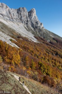 Falaises du balcon orientale du Vercors avec les sommets des Deux Soeurs