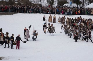 Napoléon face à l'armée du roi. Reconstitution du bicentenaire à la prairie de la rencontre à Laffrey (Isère). 7 mars 2015