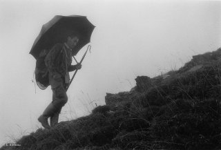 Alain, berger dans le Valgaudemar cherche ses brebis dans le brouillard