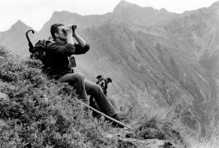 Henri, éleveur dans le Valgaudemar cherche ses brebis. Hautes-Alpes