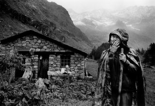 Mathieu, berger dans le Valgaudemar. Jour de bruine. Hautes-Alpes