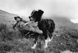 Yveline, bergère dans le Champsaur et sa chienne Border Collie. Hautes-Alpes