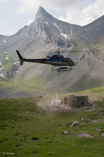 Héliportage en début d'alpage dans le Champsaur. Hautes-Alpes