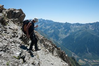 Henri, éleveur dans le Valgaudemar fait chaque semaine 1800m de dénivelé pour soigner ses brebis. Hautes-Alpes