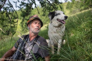 Max, berger sur l'alpage de Valdemars dans les Alpes de Haute Provence avec son chien de race Border Collie