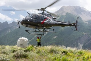 En juin, le CERPAM organise des héliportages pour acheminer sur les alpages de PACA le gros du matériel et de la nourriture nécessaires au berger, aux chiens et au troupeau