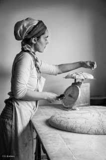 Fabrication du pain à la ferme de la Salamandre avec Sophie. Saint-Jean d'Hérens. Décembre 2015