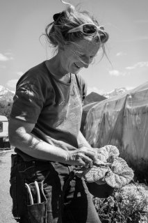 Faith, horticultrice aux jardins du Margaroux à Prébois. Mai 2016