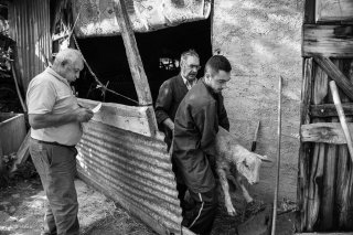 Eric et Quentin, bouchers à Mens se servent dans les fermes du canton. Août 2016