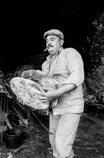 Cuisson du pain au four du Grand Oriol à Cornillon. Septembre 1999