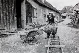 Prébois. André lave ses tonneaux avant de tirer le vin de la cuve. Octobre 2000