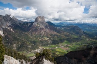 Le Mont-Aiguille et le bassin de Chichilianne, vus depuis les crêtes du Vercors