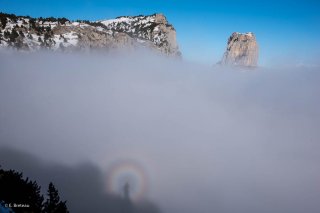 Un arc en ciel circulaire devant les Rochers du Parquet et le mont Aiguille