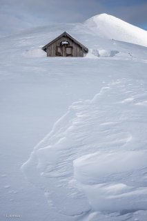 Cabane pastorale sur la crête du sommet du Jocou