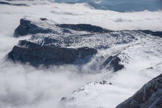 Réserve naturelle des hauts plateaux du Vercors. Le sommet de Peyre Rouge et les Rochers du Parquet émergent de la mer de nuages. Isère