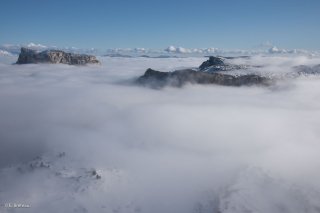 La mer de nuage vers l'Aiguillette du Grand Veymont avec le sommet du mont Aiguille qui émerge. Réserve naturelle des hauts plateaux du Vercors. Isère