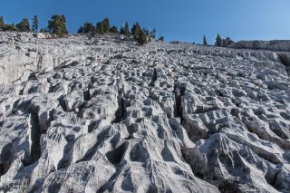 Lapiaz (érosion du calcaire) sur les hauts plateaux du Vercors. Isère