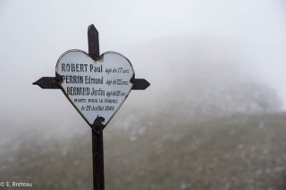 Plaque commémorative aux résistants tués vers le sommet de Pierre Blanche