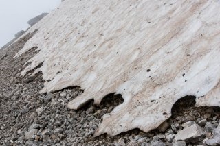 Fonte d'un névé au printemps sous le Pas de Berrièves