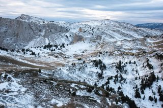 Vue sur la montée du Pas des Bachassons et les Hauts Plateaux du Vercors