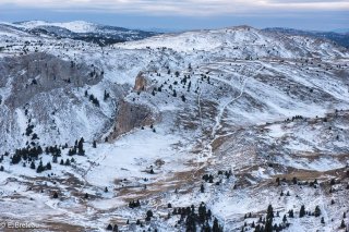 Vue sur la montée du Pas des Bachassons et les Hauts Plateaux du Vercors