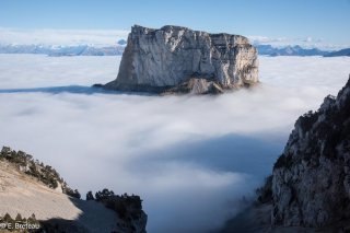 Le mont Aiguille émerge de la mer de nuage devant le pas du Bachassons