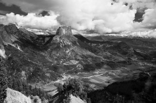 Le Mont-Aiguille et le bassin de Chichilianne vus depuis les crêtes du Vercors