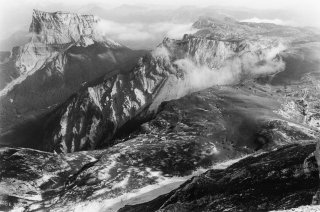 Le pas des Bachassons et le Mont-Aiguille vus depuis le Grand Veymont