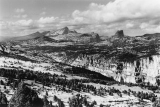 Les hauts-plateaux du Vercors, le Grand Veymont et le Mont Aiguille se détachent sur le fond