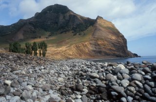 Ile Robinson Crusoé. Plage et vallée de Puerto Ingles.