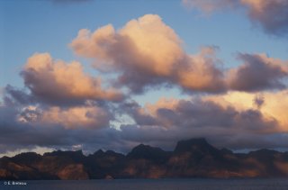 Vue sur l'île de Robinson Crusoé depuis l'ilot de Santa Clara