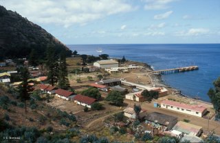 L'unique village et le port de l'île Robinson Crusoé