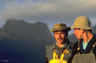 Ile Robinson Crusoé. Antonio et Popito pêcheurs de langoustes