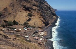 Unique village de l'île Alexander Selkirk et arrivée d'une barque au port