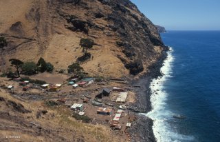 Unique village de l'île Alexander Selkirk et arrivée d'une barque au port