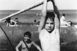 Ile Robinson Crusoé. Jeux des enfants autour d'une barge