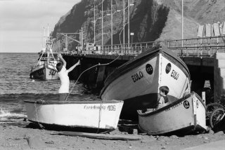 Ile Robinson Crusoé. Les enfants jouent aux marins pêcheurs