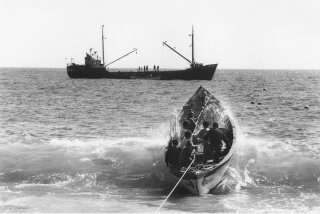 Ile de Selkirk. Rentrée au port. Le cargo El Navarino amène des victuailles aux habitants de l'île et repartira avec un chargement de langoustes