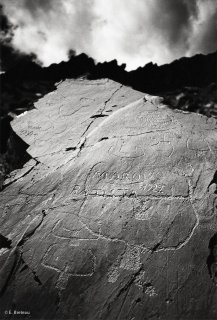 Vallée des Merveilles. Un berger est venu graver par dessus les gravures de l'âge du bronze