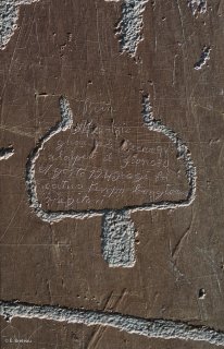 Vallée des Merveilles. Entre les cornes d'une figure de l'âge du bronze, un berger est venu graver un petit texte